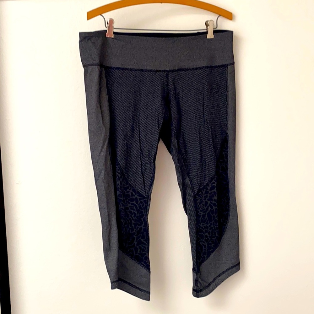 lululemon mid-rise black print Capri leggings s12